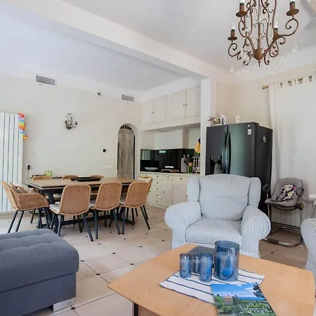 Large House With Garden Near The Sea