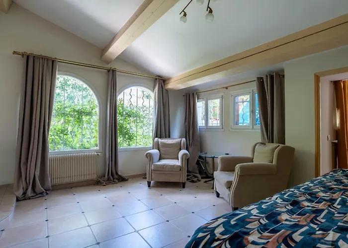 Large House With Garden Near The Sea