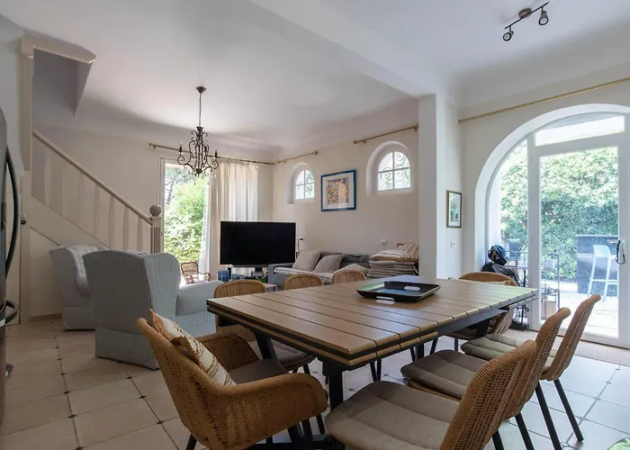 Large House With Garden Near The Sea Сasa de vacaciones Saint-Raphaël