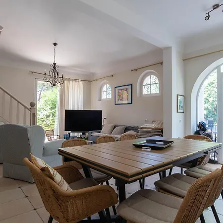 Large House With Garden Near The Sea Дом отдыха Сен-Рафаэль