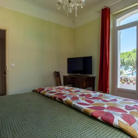 Vakantiehuis Large House With Garden Near The Sea