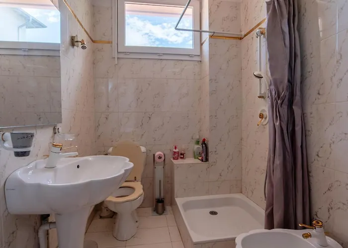 Large House With Garden Near The Sea Nyaraló