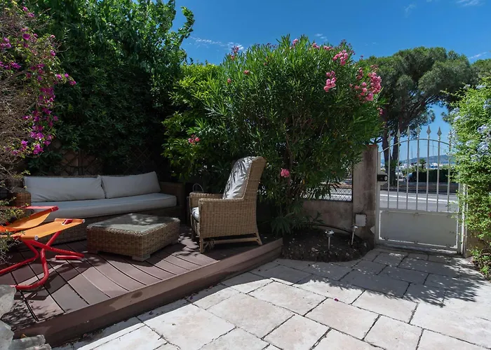 Large House With Garden Near The Sea 別荘 Saint-Raphaël