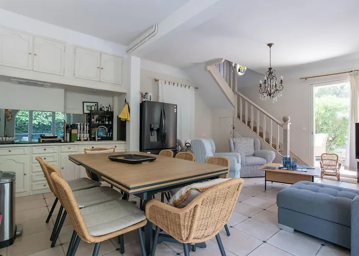 Large House With Garden Near The Sea *