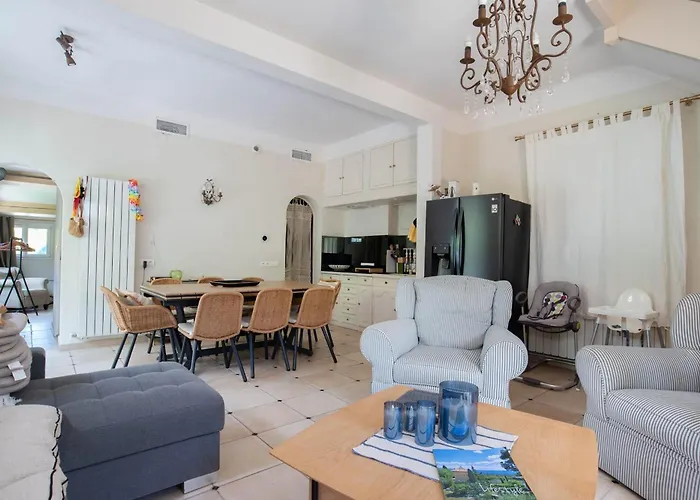 Large House With Garden Near The Sea